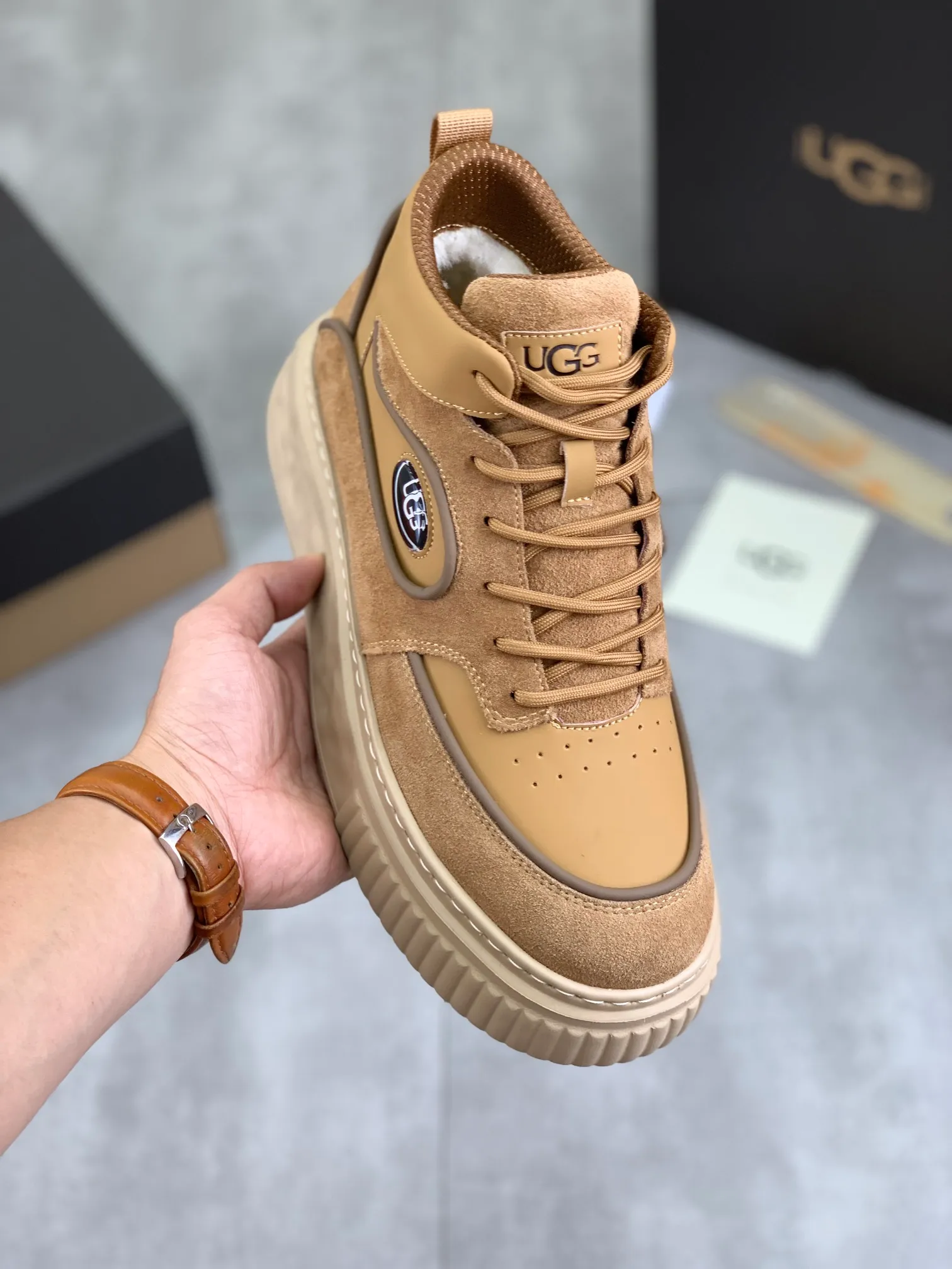 Men's shoes 💰P640 [New style] 💰 🆘 "Real wool" [UGG] 👉The popular men's shoes are synchronized with the official website 🔰The quality of the genuine products [satisfied] is not comparable to the imitations in the general market 🌀The upper is imported Italian frosted cowhide, and the lining is: foot pad 🅰️ grade 🐑Real wool👻Only Grade A can show the effect The hand feels smooth and delicate 🔱The shoe shape is grand, only genuine manufacturers can do it 🎄The perfect toughness of the original outsole 👻⬛️ allows customers to say goodbye to one-time consumption. Real wool lining, super warm. Available in black, brown and gray. Size: 39-44